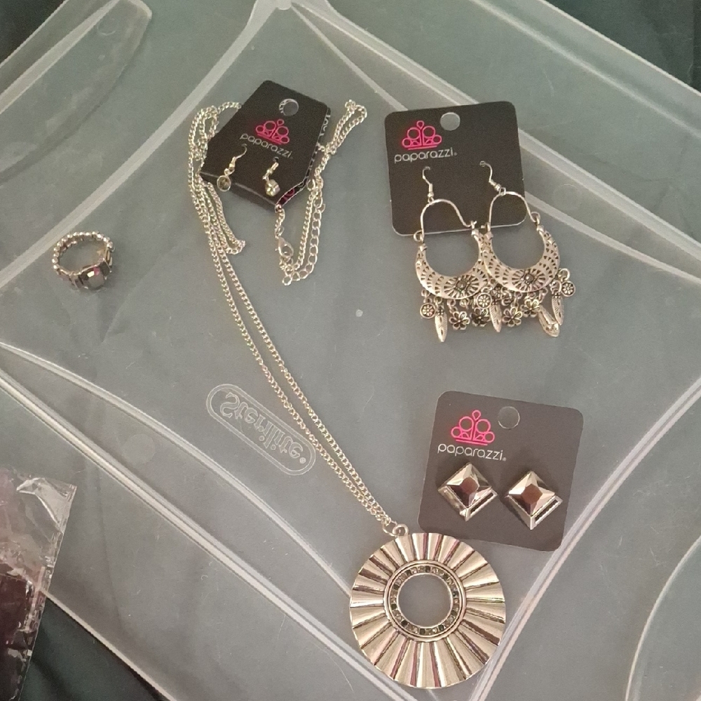 Paparazzi Silver Necklace Set with Elegant Design